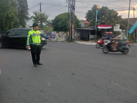 Polisi menunjukkan TKP lokasi Honda Jazz tabrak motor yang tewaskan 2 orang di Simpang Empat Bugisan, Kota Yogyakarta, Kamis (14/8). Foto: Dok Satlantas Polresta Yogyakarta 