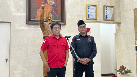 Wasekjen Bidang Komunikasi PDIP, Adian Napitupulu usai pelantikan pengurus masa bakti 2025-2030 di Kantor DPP PDIP, Menteng, Jakarta Pusat, Kamis (14/8/2025). Foto: Nasywa Athifah/kumparan