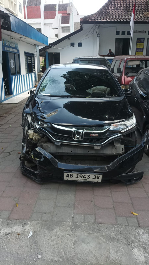 Honda Jazz yang tabrak motor di Simpang Empat Bugisan, Kota Yogyakarta, Kamis (14/8/2025). Foto: Polresta Yogyakarta