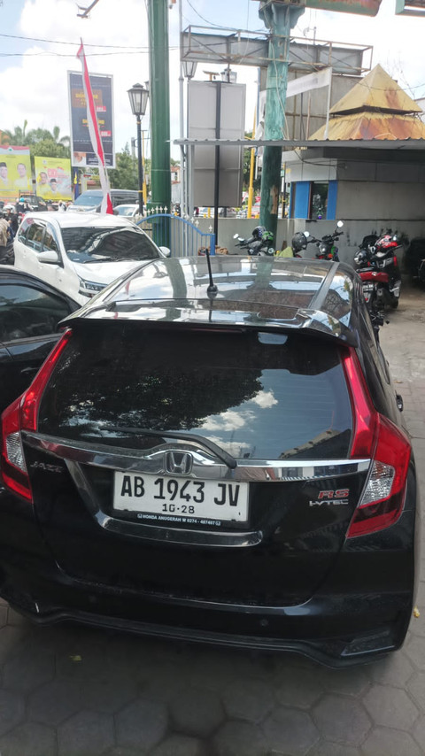 Honda Jazz yang tabrak motor di Simpang Empat Bugisan, Kota Yogyakarta, Kamis (14/8/2025). Foto: Polresta Yogyakarta
