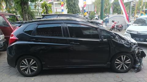 Honda Jazz yang tabrak motor di Simpang Empat Bugisan, Kota Yogyakarta, Kamis (14/8/2025). Foto: Polresta Yogyakarta