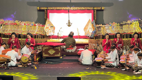 Pertunjukan wayang kulit dalam pembukaan rangkaian peringatan 13 tahun UU Keistimewaan DIY di Teras Malioboro Beskalan, Rabu (13/8) malam. Foto: Pandangan Jogja