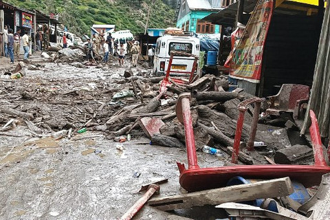 Banjir bandang di distrik Kishtwar, Kashmir, India pada Kamis (14/8). Puluhan orang tewas pada tragedi ini. Foto: Imran Shah/ AFP