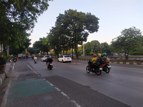 Situasi arus lalu lintas di Jalan Gatot Subroto, Jakarta Pusat, pada Jumat (15/8). Foto: Rachmadi Rasyad/kumparan