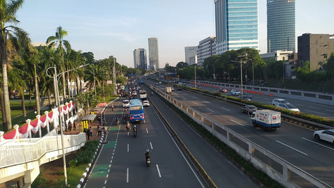 Situasi arus lalu lintas di Jalan Gatot Subroto, Jakarta Pusat, pada Jumat (15/8). Foto: Rachmadi Rasyad/kumparan