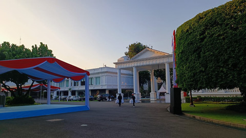 Suasana persiapan jelang perayaan HUT kemerdekaan ke-80 Republik Indonesia di Kompleks Istana Kepresidenan, Jakarta Pusat, Jumat (15/8). Foto: Zamachsyari/kumparan