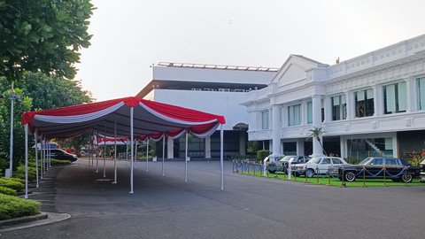 Suasana persiapan jelang perayaan HUT kemerdekaan ke-80 Republik Indonesia di Kompleks Istana Kepresidenan, Jakarta Pusat, Jumat (15/8). Foto: Zamachsyari/kumparan