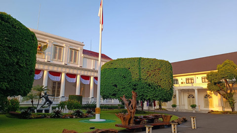 Suasana persiapan jelang perayaan HUT kemerdekaan ke-80 Republik Indonesia di Kompleks Istana Kepresidenan, Jakarta Pusat, Jumat (15/8). Foto: Zamachsyari/kumparan