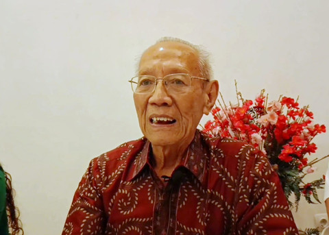 Darma Suryapranata, salah satu warga Kota Cirebon saat di wawancara yang merasa keberatan dengan tarif PBB hingga 1.000 persen.  Foto: kumparan