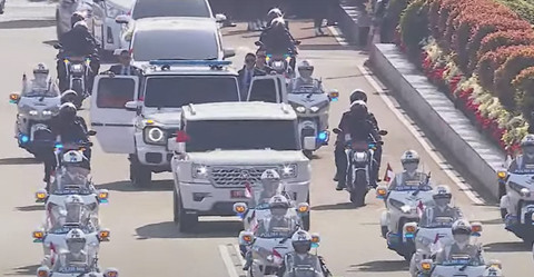 Kendaraan yang membawa Presiden Prabowo Subianto memasuki Kompleks Parlemen untuk mengikuti Rapat Paripurna DPR RI di Senayan, Jakarta, Jumat (15/8/2025). Foto: YouTube/ TVR Parlemen