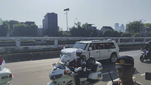 Kendaraan yang membawa Presiden Prabowo Subianto memasuki Kompleks Parlemen untuk mengikuti Rapat Paripurna DPR RI di Senayan, Jakarta, Jumat (15/8/2025). Foto: Youtube/TV Parlemen