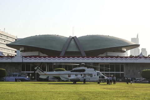Helikopter tiba untuk berjaga menjelang Sidang Tahunan MPR, Sidang Bersama DPR dan DPD Tahun 2025 di Kompleks Parlemen, Senayan, Jakarta, Jumat (15/8/2025). Foto: Asprilla Dwi Adha/ANTARA FOTO