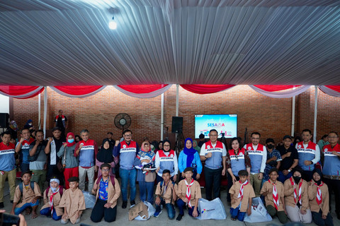 Pertamina menyerahkan seragam sekolah lewat program Seribu Seragam Sekolah Bersama Pertamina (SESAMA) untuk anak-anak Jakarta Utara di Kantor Pertamina Lubricants Oil Blending Plant (LOBP) & Grease Plant-Production Unit (PUJ) Koja, Jakarta Utara pada Kamis (14/8). Foto: Dok. Pertamina