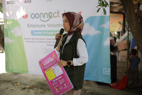 Kegiatan Employee Volunteering pada program CONNECT-IN: Langkah Konservasi Telkom untuk Indonesia Lestari yang dilaksanakan pada 9-10 Agustus 2025 di Pulau Pari, Kepulauan Seribu. Foto: dok. Telkom