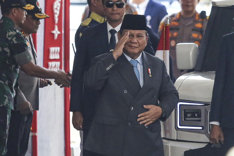 Presiden Prabowo Subianto memberikan hormat usai tiba untuk mengikuti Sidang Tahunan MPR RI dan Sidang Bersama DPR-DPD RI Tahun 2025 di Gedung Nusantara, Kompleks Parlemen, Jakarta, Jumat (15/8/2025). Foto: Asprilla Dwi Adha/ANTARA FOTO