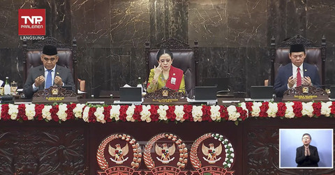 Ketua MPR RI Ahmad Muzani bersama Ketua DPR RI Puan Maharani dan Ketua DPD RI Sultan Bachtiar Najamudin berdoa sebelum Sidang Tahunan MPR/DPR 2025 di Gedung Nusantara, kompleks Parlemen, Senayan, Jakarta, Jumat (15/8/2025). Foto: Youtube/TV Parlemen