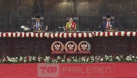 Ketua MPR RI Ahmad Muzani bersama Ketua DPR RI Puan Maharani dan Ketua DPD RI Sultan Bachtiar Najamudin berdoa sebelum Sidang Tahunan MPR/DPR 2025 di Gedung Nusantara, kompleks Parlemen, Senayan, Jakarta, Jumat (15/8/2025). Foto: Youtube/TV Parlemen