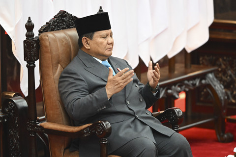 Presiden Prabowo Subianto berdoa sebelum Sidang Tahunan MPR/DPR RI 2025 di Gedung Nusantara, Kompleks Parlemen, Jakarta, Jumat (15/8/2025). Foto: Rivan Awal Lingga/ANTARA FOTO