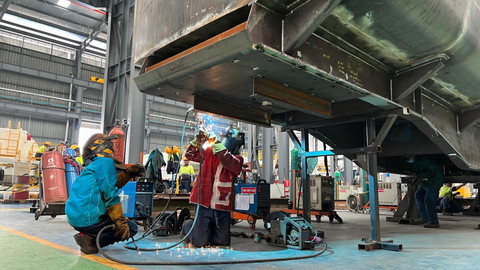 Pembuatan karoseri untuk truk Mercedes-Benz. Foto: Aditya Pratama Niagara/kumparan