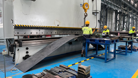 Pembuatan karoseri untuk truk dari lempengan baja. Foto: Aditya Pratama Niagara/kumparan