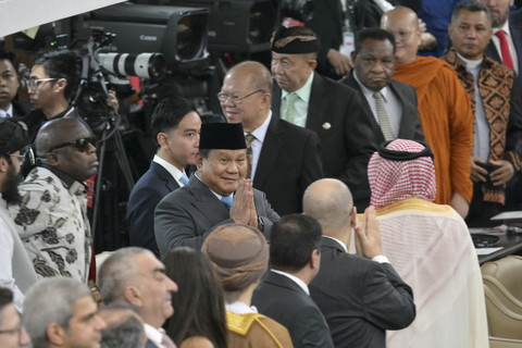 Presiden Prabowo Subianto bersama Wapres Gibran Rakabuming Raka memberikan salam kepada legislator saat menghadiri Sidang Tahunan MPR/DPR RI 2025 di Gedung Nusantara, Kompleks Parlemen, Jakarta, Jumat (15/8/2025). Foto: BAY ISMOYO/Pool via REUTERS