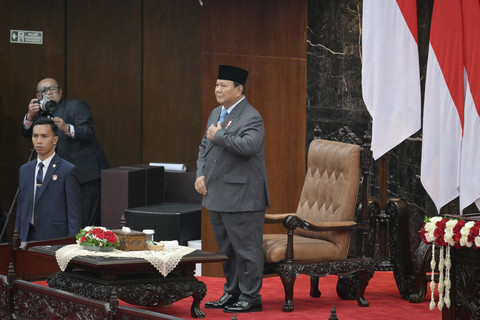 Presiden Prabowo Subianto menyanyikan lagu Indonesia Raya sebelum Sidang Tahunan MPR/DPR RI 2025 di Gedung Nusantara, Kompleks Parlemen, Jakarta, Jumat (15/8/2025). Foto: BAY ISMOYO/Pool via REUTERS