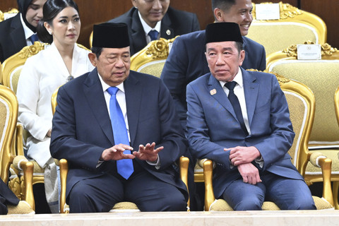 Presiden ketujuh RI Joko Widodo (kanan) dan Presiden keenam RI Susilo Bambang Yudhoyono (kiri) berbincang sebelum Sidang Tahunan MPR/DPR RI 2025 di Gedung Nusantara, Kompleks Parlemen, Jakarta, Jumat (15/8/2025). Foto: Rivan Awal Lingga/ANTARA FOTO
