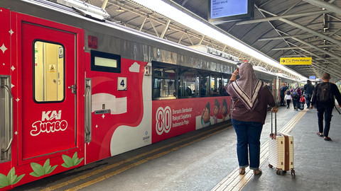 Sambut HUT Kemerdekaan RI, Tokoh Jumbo Hiasi Kereta dan Stasiun di Surabaya