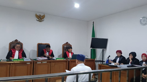 Terdakwa Yudi Herzandi saat menjalani persidangan perkara dugaan korupsi pemalsuan dokumen administrasi pengadaan tanah Jalan Tol Betung–Tempino tahun 2024. Foto : Istimewa