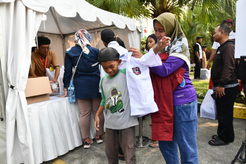 Pertamina membagikan seragam sekolah lewat program Seribu Seragam Sekolah Bersama Pertamina (SESAMA) untuk anak-anak prasejahtera kelurahan Jakarta Utara di Kantor Pertamina Lubricants Oil Blending Plant (LOBP) & Grease Plant – Production Unit (PUJ) Koja pada Kamis (14/8). Foto: Dok. Pertamina