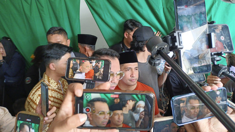 Artis Raffi Ahmad tiba di Rumah Duka Presenter, Mpok Alpa di Kawasan Ciganjur, Jakarta Selatan, Jumat (15/8/2025). Foto: Aprilandika Pratama/kumparan