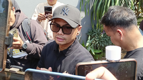 Komedian Wendi Cagur menjawab pertanyaan wartawan saat tiba di Rumah Duka Presenter, Mpok Alpa di Kawasan Ciganjur, Jakarta Selatan, Jumat (15/8/2025). Foto: Aprilandika Pratama/kumparan
