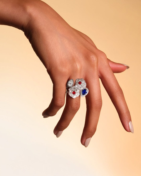 Koleksi Fleur de Frank dari Frank & co. bertatahkan berlian alami Frank Fire. Foto: Frank & co.