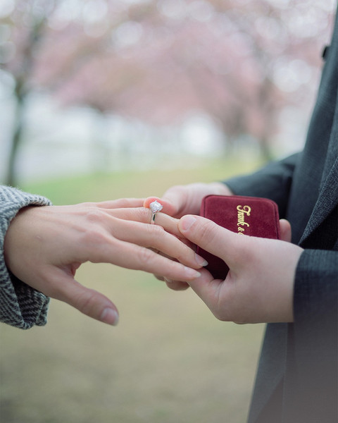 Momen lamaran Luna Maya dan Maxime Bouttier dengan cincin Frank & co. Foto: Frank & co.