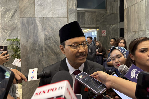 Menteri Sosial Saifullah Yusuf menjawab pertanyaan wartawan saat ditemui usai Sidang Tahunan MPR/DPR RI 2025 di Gedung Nusantara, Kompleks Parlemen, Jakarta, Jumat (15/8/2025). Foto: Abid Raihan/kumparan