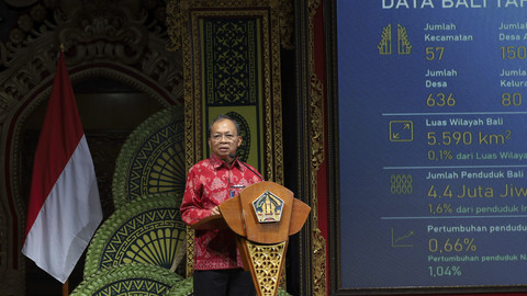 Gubernur Bali Wayan Koster saat memberikan pengarahan tentang pungutan warga negara asing di Taman Budaya Art Center, Kota Denpasar, Jumat (15/8/2025) Foto: Denita BR Matondang/kumparan