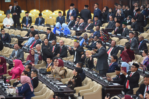 Sejumlah anggota parlemen memberikan apalus usai Presiden Prabowo Subianto menyampaikan pidato dalam Sidang Tahunan MPR RI dan Sidang Bersama DPR-DPD RI Tahun 2025 di Gedung Nusantara, Kompleks Parlemen, Jakarta, Jumat (15/8/2025). Foto: ANTARAFOTO/Rivan Awal Lingga