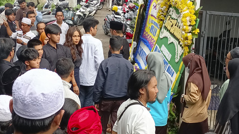 Artis Melaney Ricardo tiba di Rumah Duka Mpok Alpa di Kawasan Ciganjur, Jakarta Selatan, Jumat (15/8/2025). Foto: Aprilandika Pratama/kumparan