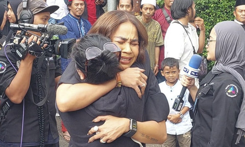 Artis Melaney Ricardo tiba di Rumah Duka Mpok Alpa di Kawasan Ciganjur, Jakarta Selatan, Jumat (15/8/2025). Foto: Aprilandika Pratama/kumparan
