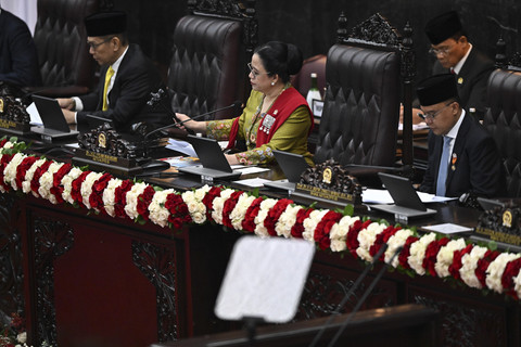 Ketua DPR Puan Maharani didampingi Wakil Ketua DPR Sufmi Dasco Ahmad (kanan) dan Adies Kadir membuka Sidang Paripurna Pembukaan Masa Persidangan I DPR Tahun Sidang 2025-2026 di Gedung Nusantara, Kompleks Parlemen, Jakarta, Jumat (15/8/2025). Foto: Dhemas Reviyanto/ANTARA FOTO