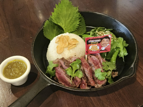 Menu hasil kolaborasi bersama Chef Hideki Fujiwara 'Wagyu Zabuton Steak with Negi Butter Sauce and Rice' dalam program Kitchen Takeover, Kamis (15/8). Dok: Ela Nurlaela/kumparanFoto: Ela Nurlaela/kumparan