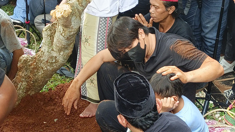 Prosesi Pemakaman Mpok Alpa di Kompleks Pemakaman Wakaf Kujaran di Kawasan Ciganjur, Jakarta Selatan. Foto: Aprilandika Pratama/kumparan