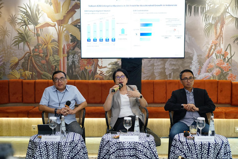 Direktur Enterprise & Business Service Telkom Veranita Yosephine (tengah), Direktur IT Digital Telkom Faizal R. Djoemadi (kanan), dan VP Corporate Communication Telkom Andri Herawan Sasoko (kiri) saat acara Business Update bersama para awak media di Jakarta, Kamis (14/8). Foto: Telkom