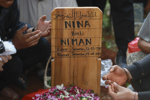 Sejumlah kerabat dan keluarga saat mengantarkan jenazah komedian almarhum Mpok Alpa di TPU Kunjuran, Jakarta, Jumat, (15/8/2025). Foto: Agus Apriyanto