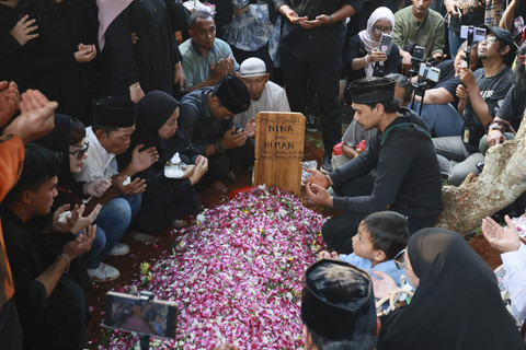 Sejumlah kerabat dan keluarga saat mengantarkan jenazah komedian almarhum Mpok Alpa di TPU Kunjuran, Jakarta, Jumat, (15/8/2025). Foto: Agus Apriyanto