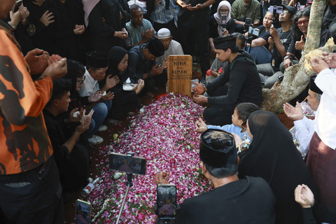 Sejumlah kerabat dan keluarga saat mengantarkan jenazah komedian almarhum Mpok Alpa di TPU Kunjuran, Jakarta, Jumat, (15/8/2025). Foto: Agus Apriyanto
