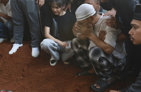 Sejumlah kerabat dan keluarga saat mengantarkan jenazah komedian almarhum Mpok Alpa di TPU Kunjuran, Jakarta, Jumat, (15/8/2025). Foto: Agus Apriyanto