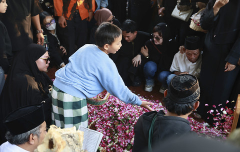 Sejumlah kerabat dan keluarga saat mengantarkan jenazah komedian almarhum Mpok Alpa di TPU Kunjuran, Jakarta, Jumat, (15/8/2025). Foto: Agus Apriyanto