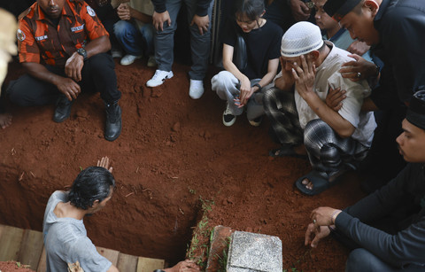Sejumlah kerabat dan keluarga saat mengantarkan jenazah komedian almarhum Mpok Alpa di TPU Kunjuran, Jakarta, Jumat, (15/8/2025). Foto: Agus Apriyanto