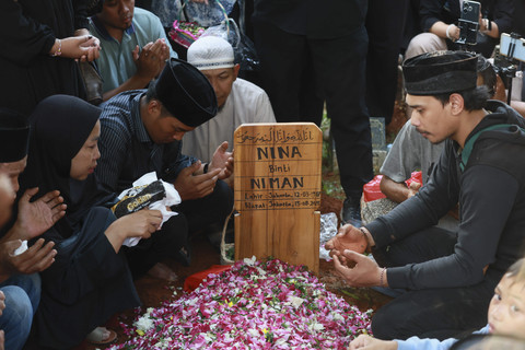 Sejumlah kerabat dan keluarga saat mengantarkan jenazah komedian almarhum Mpok Alpa di TPU Kunjuran, Jakarta, Jumat, (15/8/2025). Foto: Agus Apriyanto
